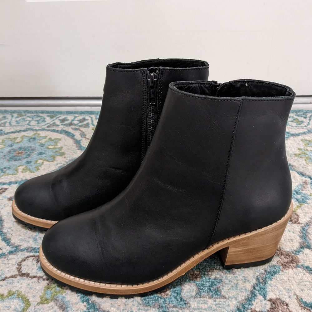 Portland Leather Goods(Patina) Leather Ankle Boots with Zipper Enclosure